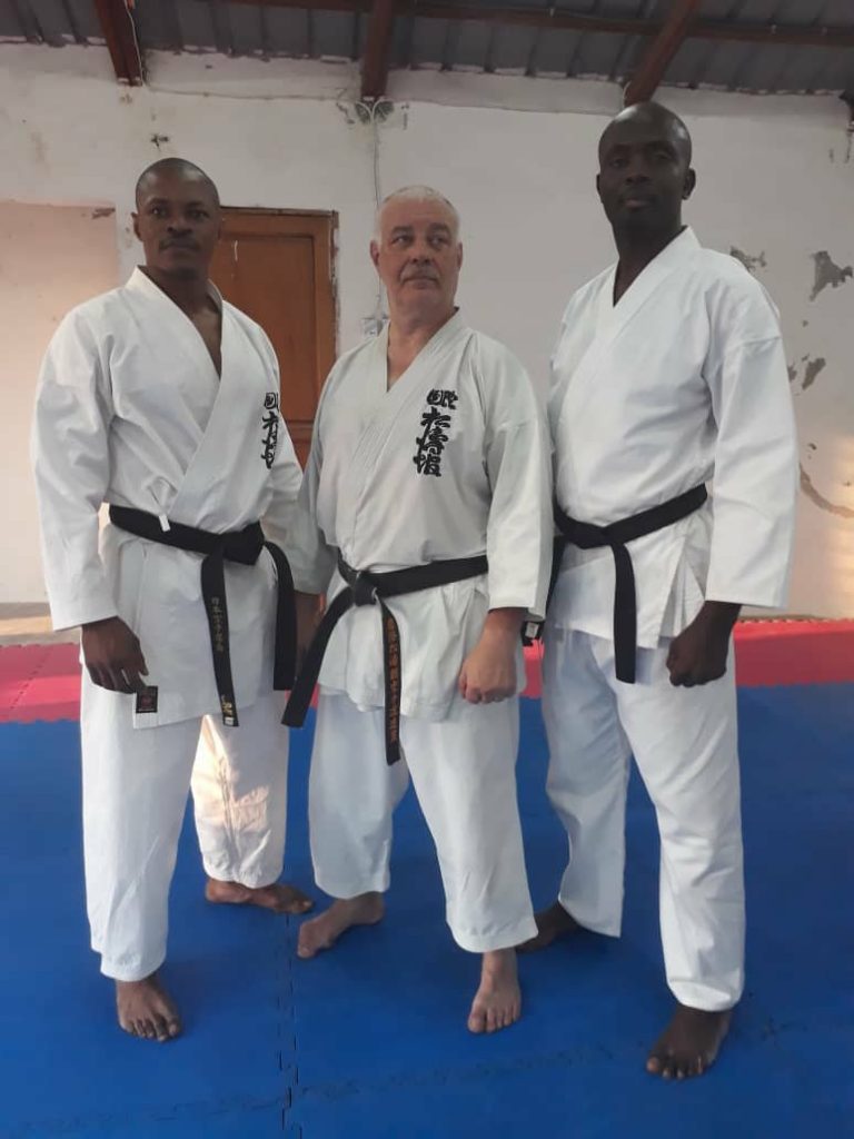 Sensei Sabi Mulamba, l'instructeur Peter Van Fleteren et Sensei Cola Badibanga.
